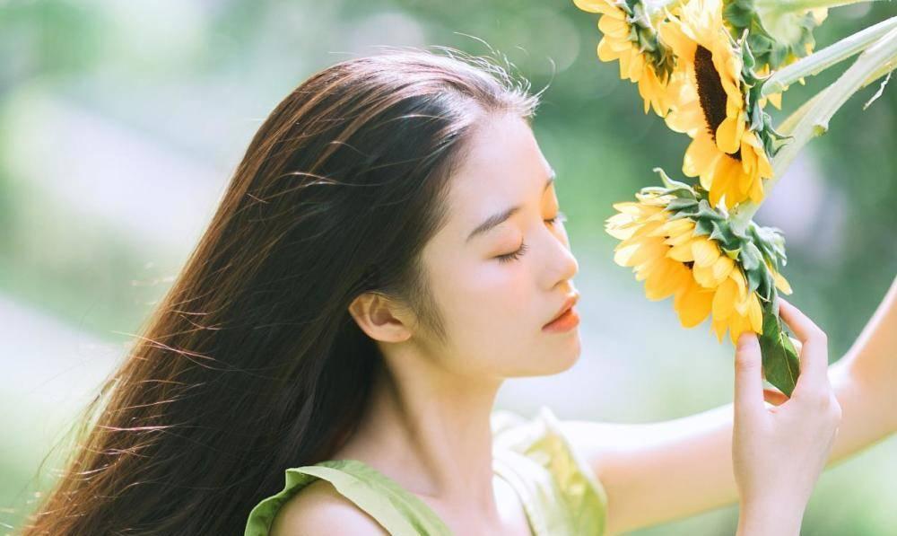 浇花的漂亮女孩